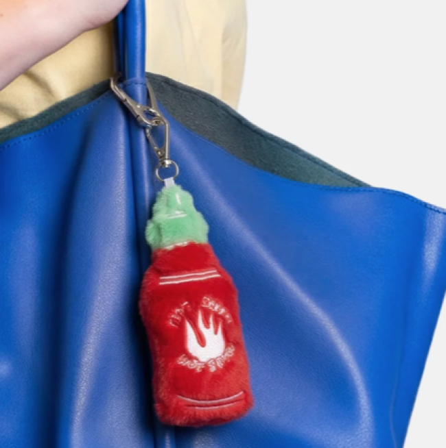 Eat My Socks – Sriracha Bag Charm – Porte-clés Sauce Piquante en Peluche